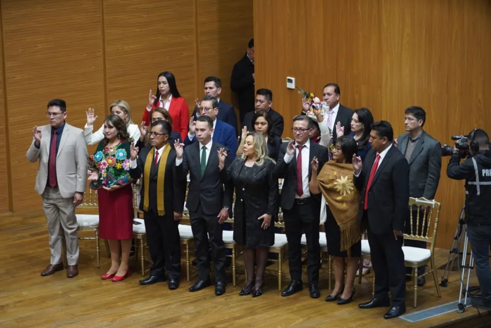 Magistrados electos en urnas juran a sus cargos. Foto: APG