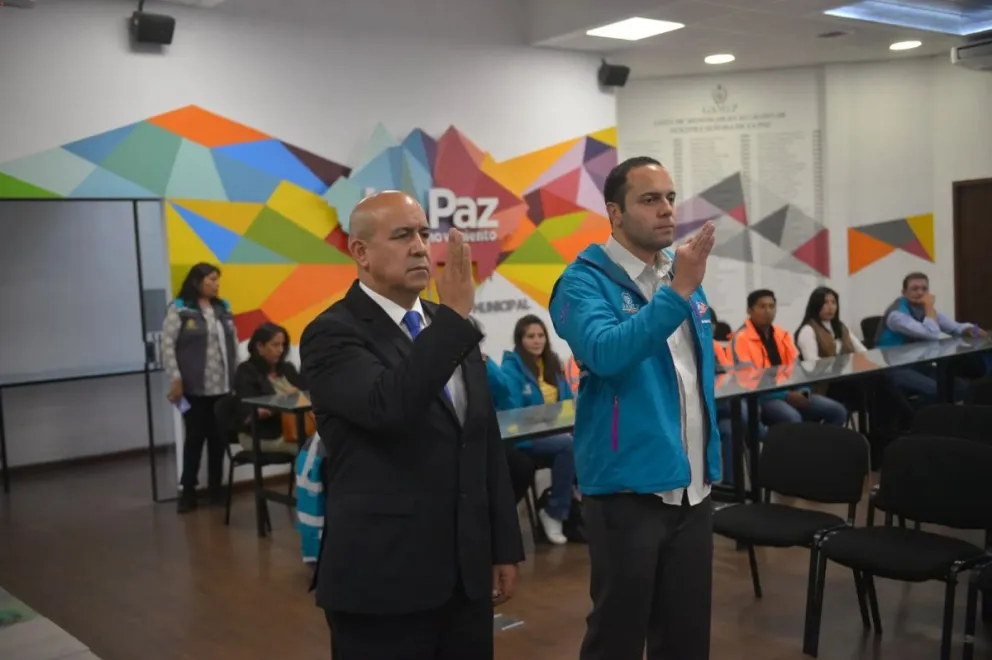  Erik Jeant Millares y Guilherme Tortato juran para sus nuevos cargos. FOTO: AMUN