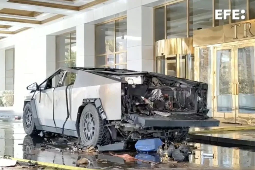 Los restos de un Tesla Cybertruck que explotó frente al Hotel Trump en Las Vegas. Foto: EFE / Policía Metropolitana de Las Vegas