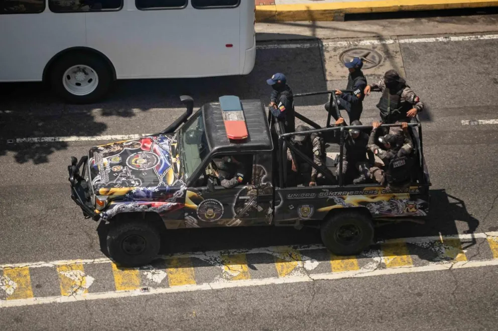Agentes de la Policía Nacional Bolivariana recorren las calles de Caracas. Foto: EFE