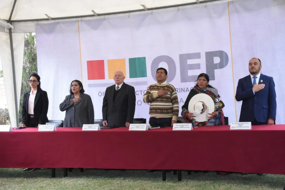 El presidente y ocales del TSE durante el acto de este viernes. Foto: APG