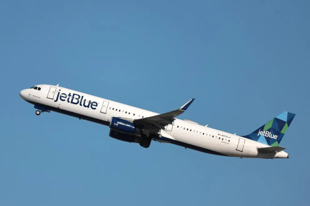 Un avión de la aerolínea estadounidense de bajo costo JetBlue. Foto: efe