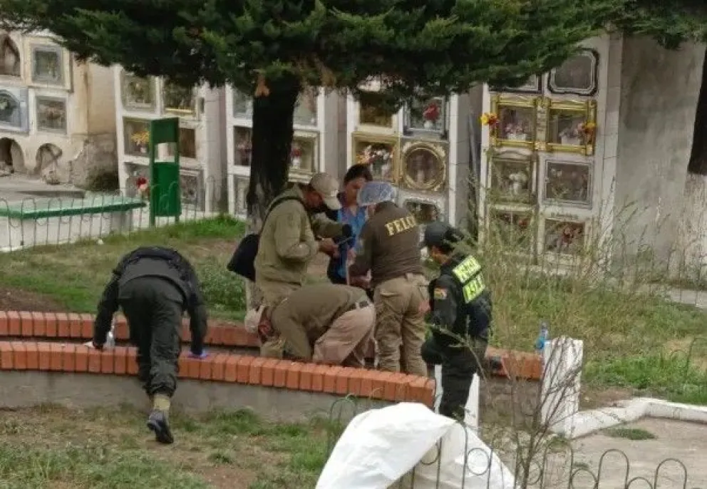 Personal de la FELCC en inmediaciones del Cementerio General. Foto: AMUN