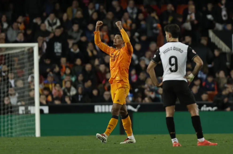 Bellingham (izq.), del Real Madrid, celebra su gol. Foto: EFE.
