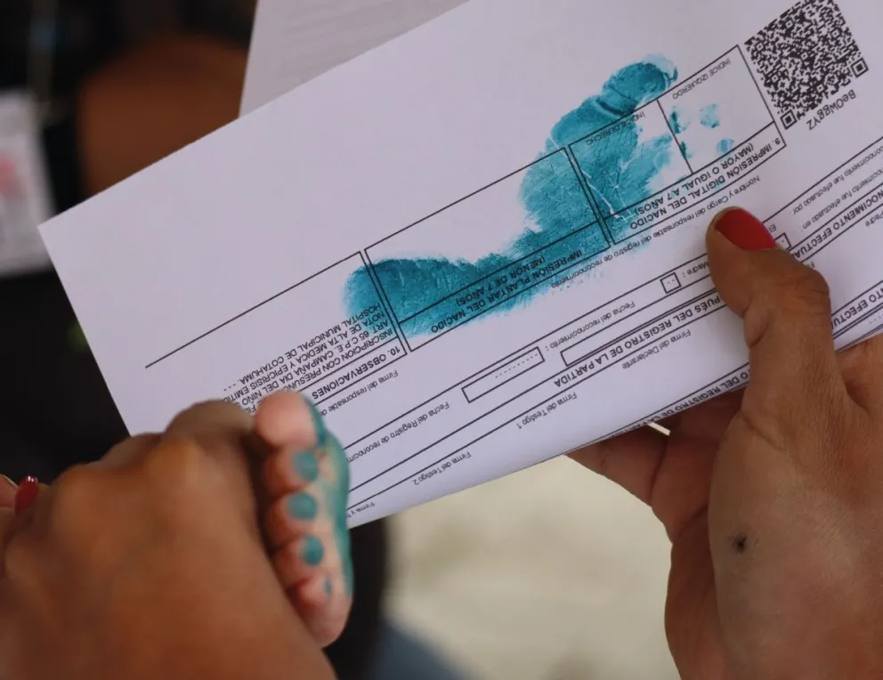 Uno de los varios recién nacidos que obtuvo su certificado.   Foto: Archivo Serecí