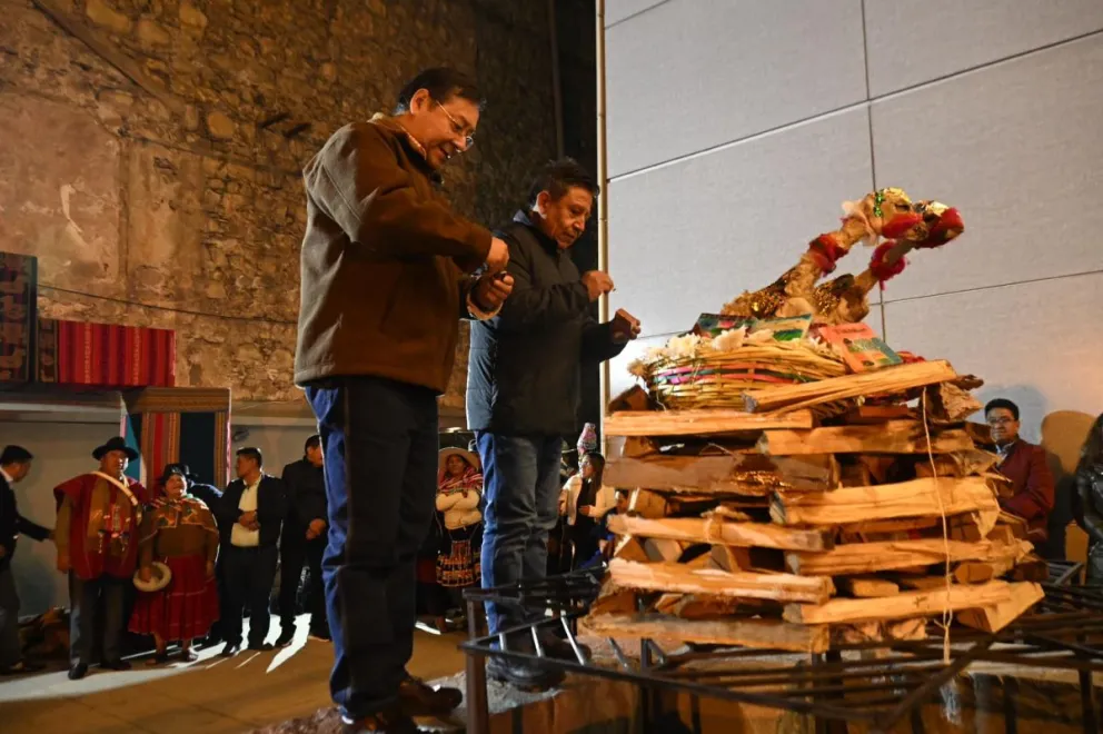 El presidente Luis Arce y el vicepresidente David Choquehuanca encienden la ofrenda.   Foto. Facebook Lucho Arce