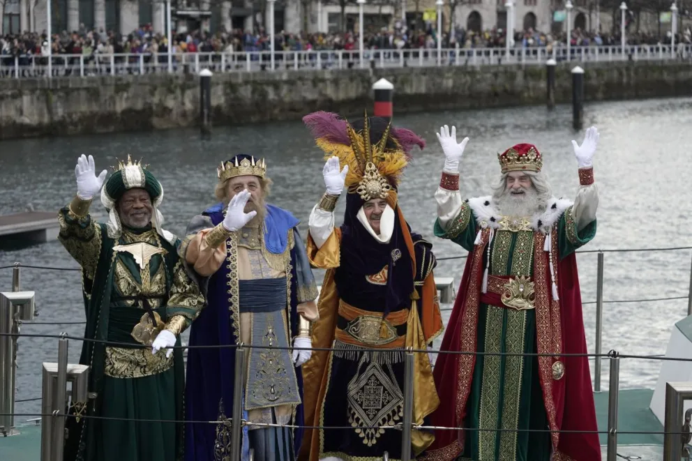 Los Reyes Magos llegan al puerto deportivo de Gijón (España) este domingo. Foto: EFE
