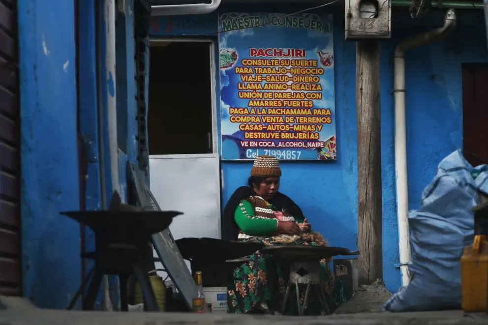 Fotografía del 2 de enero del 2025 de una curandera aimara en su caseta de atención en El Alto (Bolivia). Foto: EFE