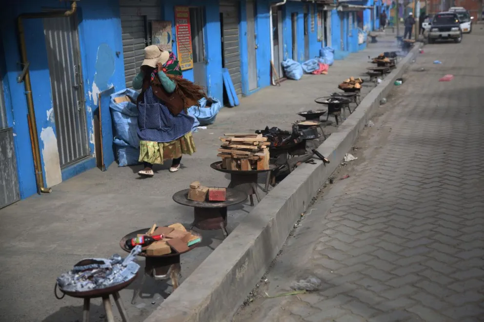Una mujer aymara, recorriendo una calle de curanderos aimaras, en El Alto. Foto: EFE