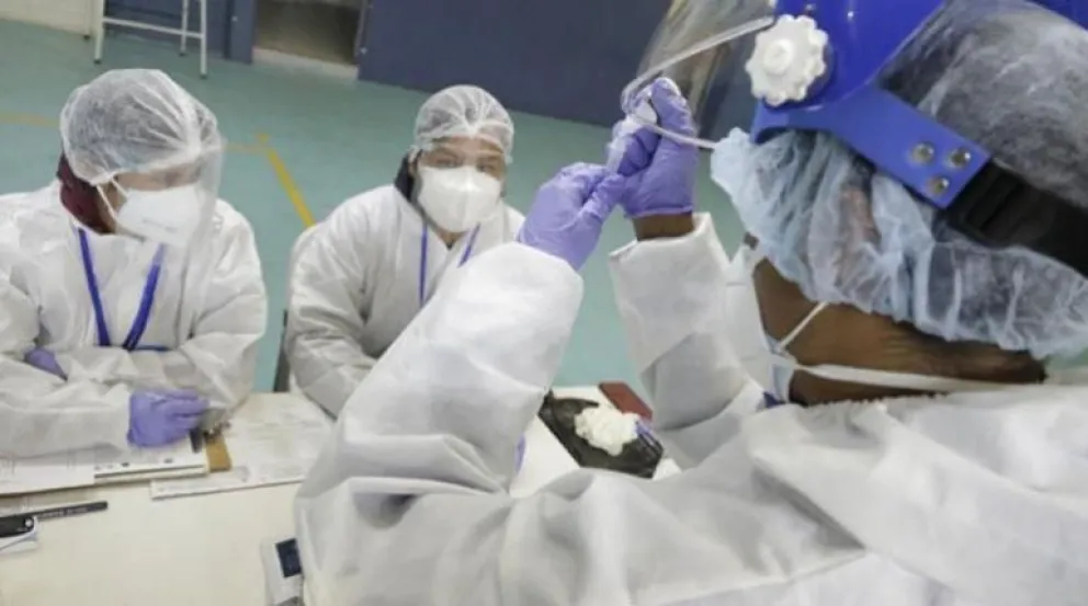 Funcionarios de salud realizan pruebas para detectar casos de Covid-19. Foto: APG