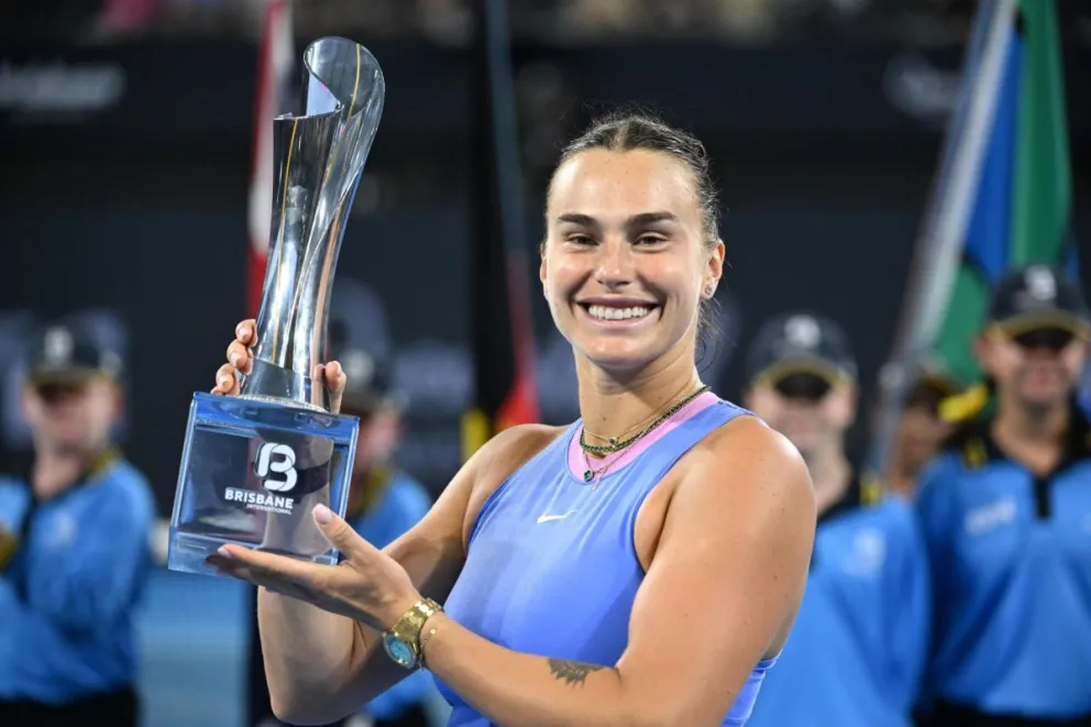 La bielorrusa Aryna Sabalenka celebra el título conseguido en el torneo de Brisbane. Foto: EFE