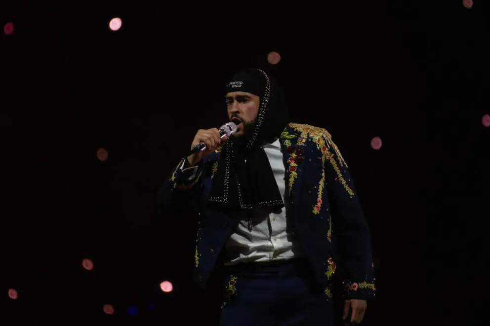 Fotografía de Bad Bunny durante un concierto en San Juan (Puerto Rico). Foto: EFE