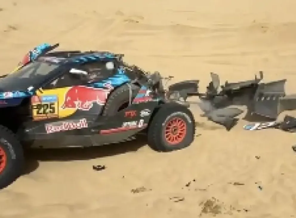 El auto de Carlos Sainz parado luego de su vuelco. Foto: Rally Dakar 
