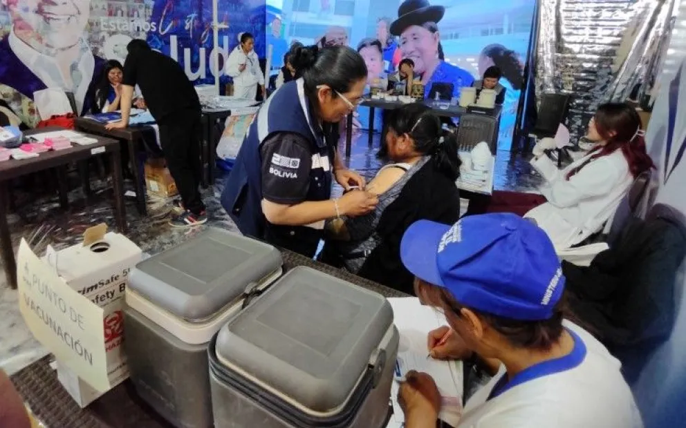 Un punto de vacunación anticovid instalado por el Gobierno. Foto: Ministerio de Salud