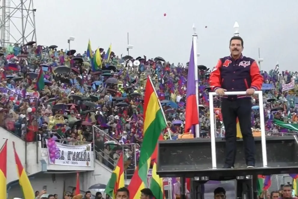 Reyes Villa llegó transportado en un tractor. Foto: Captura de video