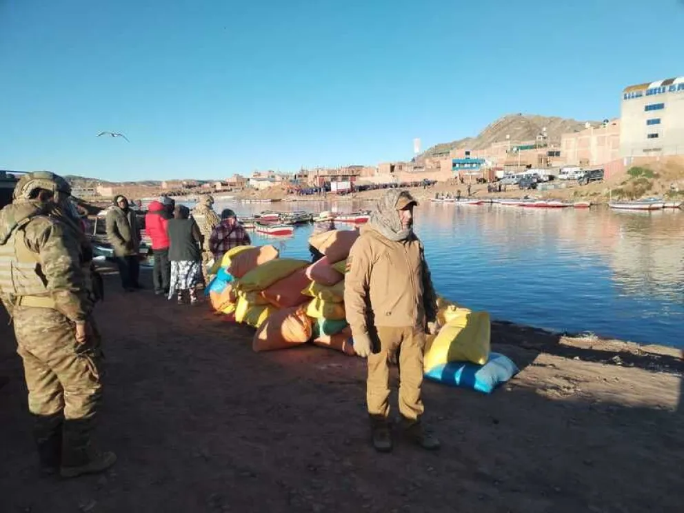Productos nacionales son sacados de contrabando a la inversa en Desaguadero. Foto ABI.