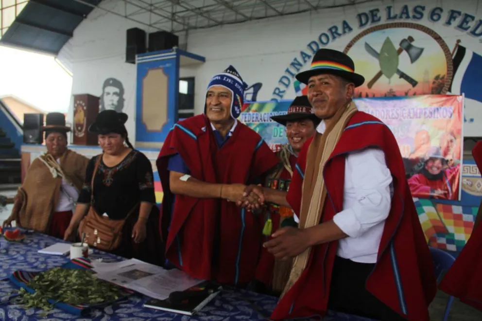 Evo Morales saluda a los líderes de una facción de los Ponchos Rojos, este domingo en Lauca Ñ. FOTO: Radio Kawsachun Coca
