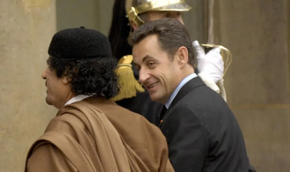 Una imagen de 2007, de Sarkozy con líder libio, Muamar Gadafi, a su llegada al palacio del Elíseo. Foto: EFE