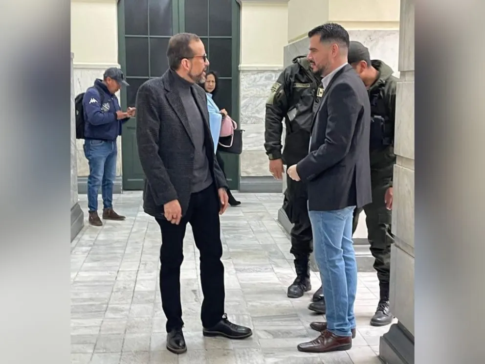 El gobernador de Santa Cruz, Camacho, junto a Efraín Suárez, delegado de su partido, esta mañana en el juzgado. Foto: RRSS