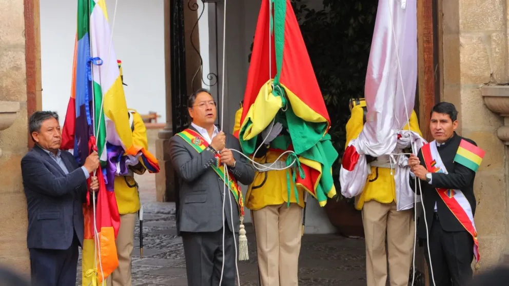 Arce, Choquehuanca y el gobernador de Chuquisaca izan banderas. Foto: APG 