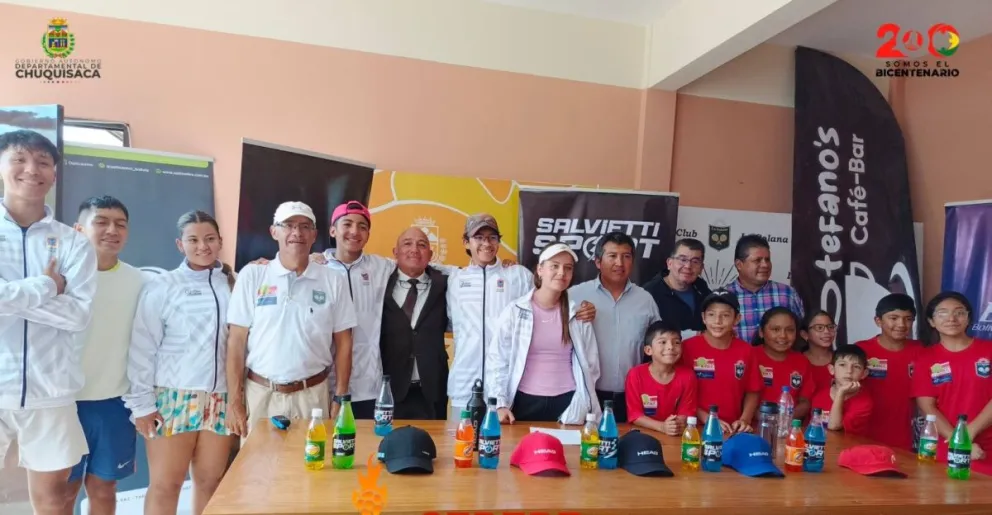 Algunos tenistas durante la presentación del torneo en Sucre. Foto: Sedede Chuquisaca.