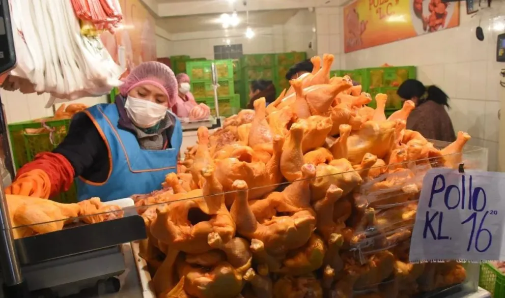 Una vendedora de carne de pollo en un mercado de La Paz. Foto: APG