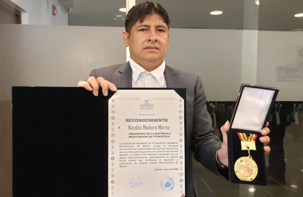 Cuéllar con el reconocimiento y la medalla. Foto: Equipo de prensa de Cuéllar.