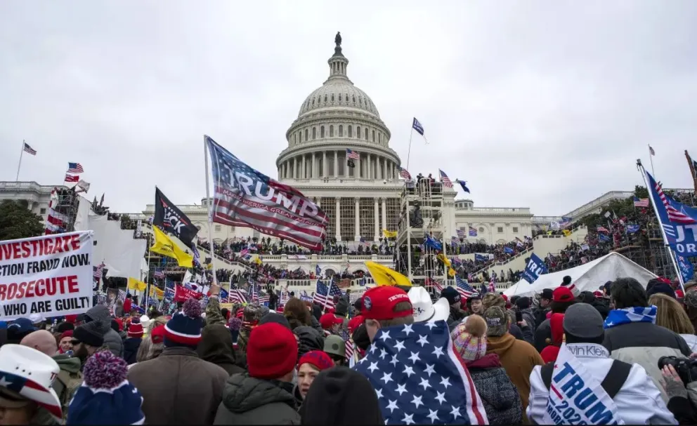 Manifestantes leales a Trump se concentran en el Capitolio el 6 de enero de 2021. Foto: Los Ángeles Times