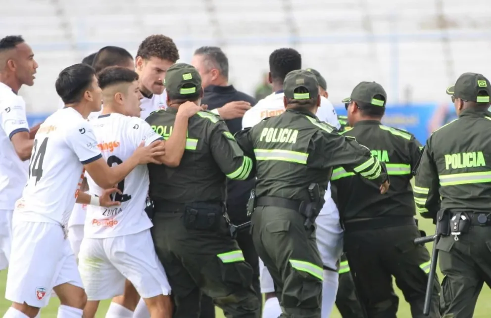 Incidentes entre jugadores de Royal Pari y la Policía en Oruro, el 23 de diciembre de 2024. Foto: APG