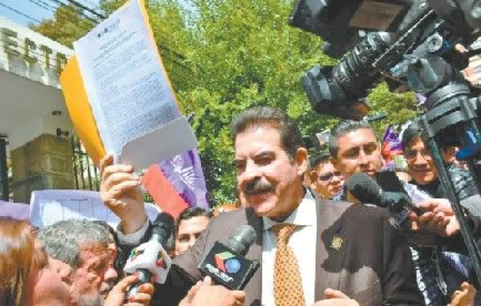 Manfred Reyes Villa recibe la personería jurídica de Súmate, del Tribunal Supremo Electoral (TSE). Foto: APG