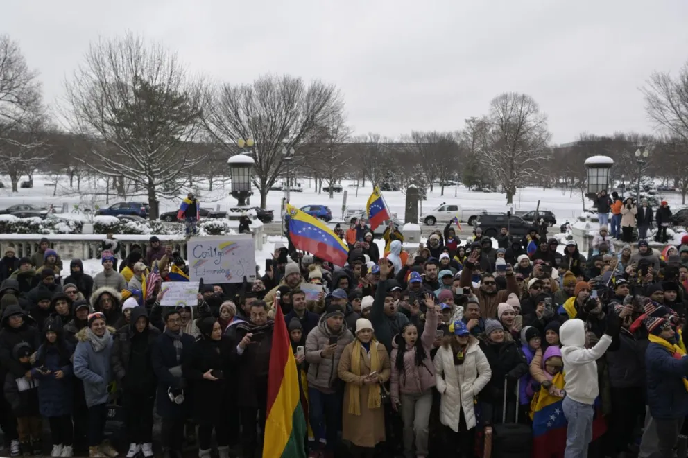 Simpatizantes del líder opositor venezolano Edmundo González Urrutia se reúnen este lunes, afuera del edificio principal de la organización en Washington DC. Foto: EFE