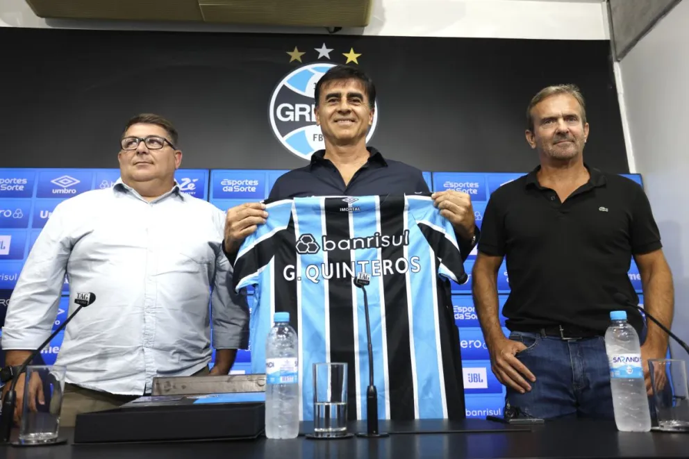 Gustavo Quinteros (centro) posa en su presentación con la camiseta de Gremio. Foto Gremio Futebol Clube