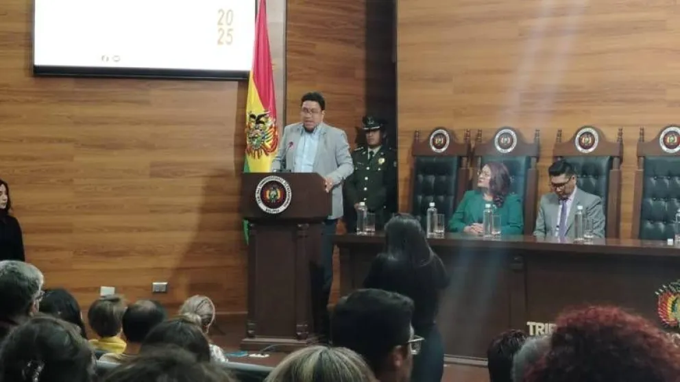 El ministro de Justicia, César Siles, se dirige a los asistentes al acto con los magistrados autoprorrogados del TCP. Foto: Unitel