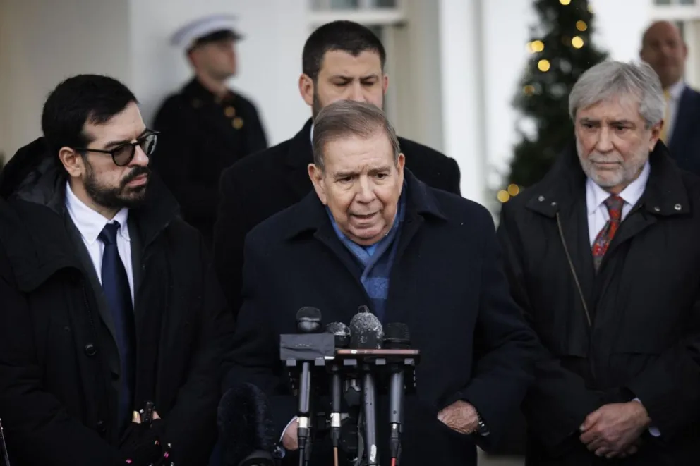 Edmundo Gonzalez Urrutia habla con miembros de la prensa fuera de la Casa Blanca en Washington. Foto: EFE