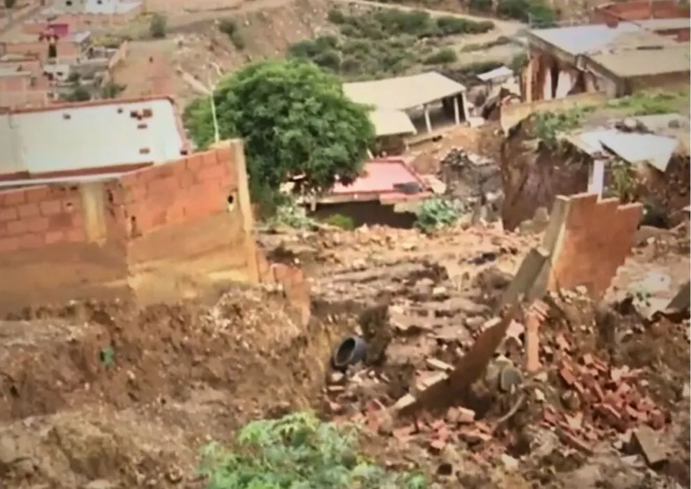 Un deslizamiento en la zona de Lomas de Santa Bárbara. Foto: Captura de video
