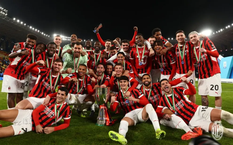 Jugadores del Milán, con el trofeo en medio, festejan la conquista de la Supercopa de Italia. Foto: AC Milan