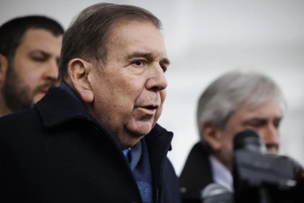 El líder de la oposición venezolana Edmundo Gonzalez Urrutia habla con miembros de los medios de comunicación fuera de la Casa Blanca en Washington, el 06 de enero. Foto: EFE