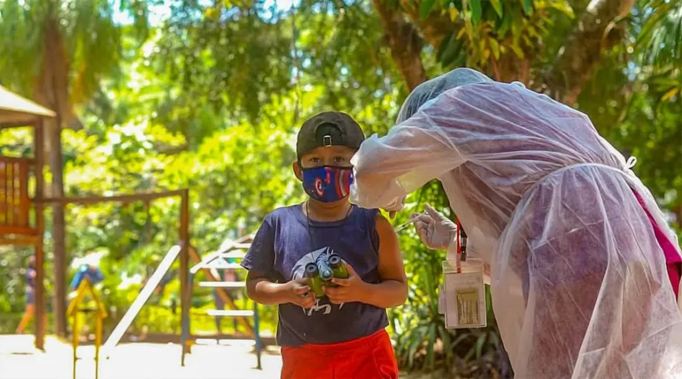 Personal médico aplica la inmunización a un menor de edad. Foto: redes sociales Luis Arce
