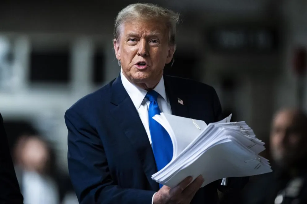 Trump con documentos a su salida de una audiencia en una corte de Manhattan en Nueva York, en abril de 2024. Foto: EFE