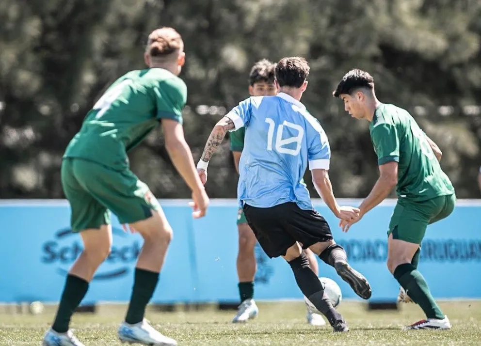Una incidencia del juego de este martes en Montevideo. Foto: Selección de Uruguay.