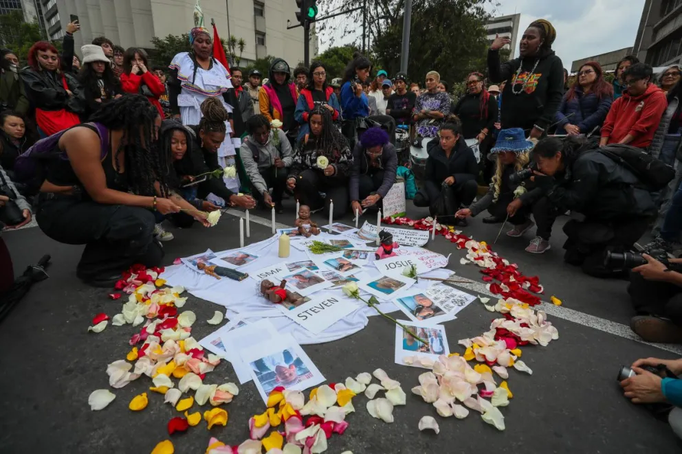 Personas colocan velas durante una manifestación frente a la Fiscalía General del Estado, este martes en Quito (Ecuador). Foto: EFE