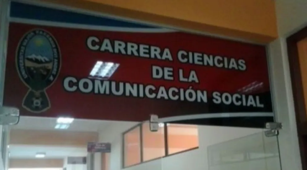 El cartel que identifica a la carrera de Comunicación Social de la UMSA. Foto: RRSS