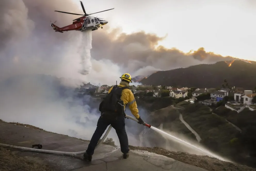 Bomberos del condado de Los Ángeles combaten el incendio forestal de Palisades.  Foto: EFE