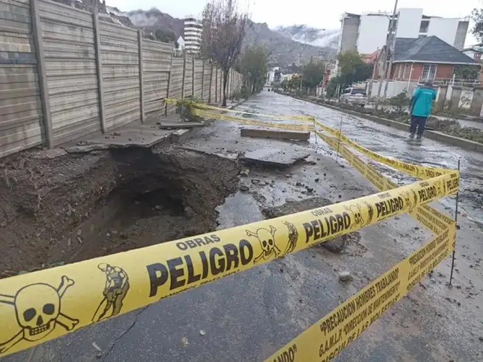 La lluvia caía en la zona Sur de La Paz provocó sifonamientos en la avenida Kantutani. Foto: GAMLP