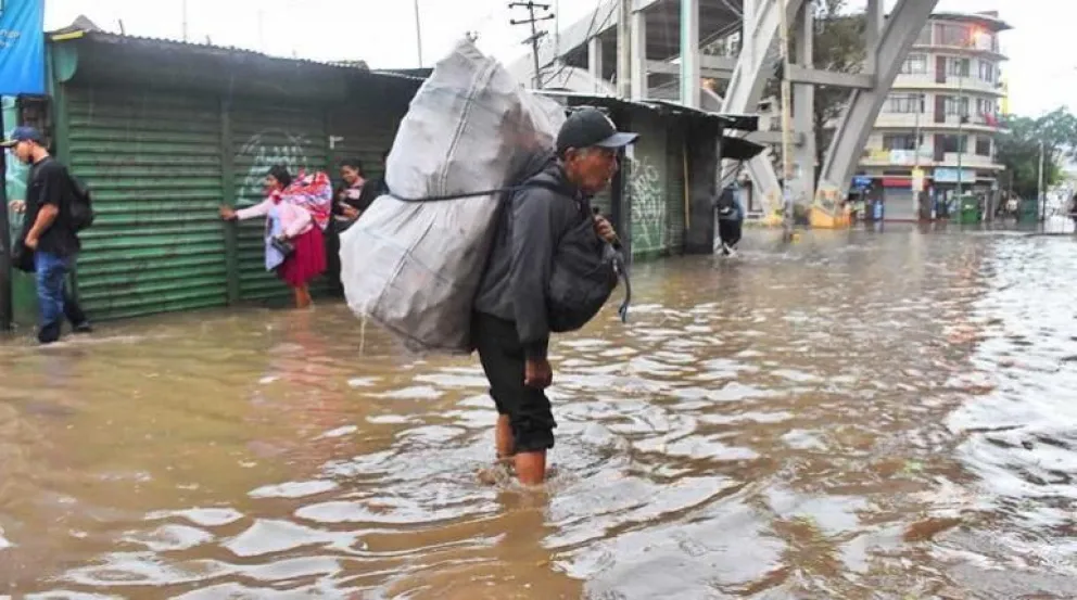 Una avenida de Cochabamba, anegada, en las lluvias de este martes. Foto: Los Tiempos