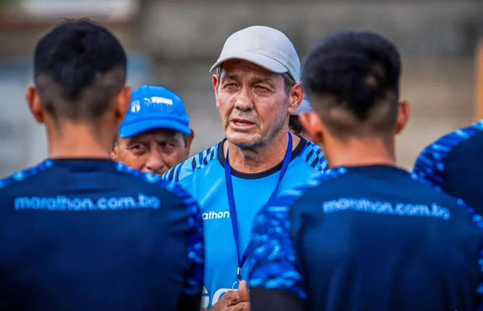 Mauricio Soria (centro) conversa con sus jugadores en el entrenamiento del martes. Foto: club Blooming