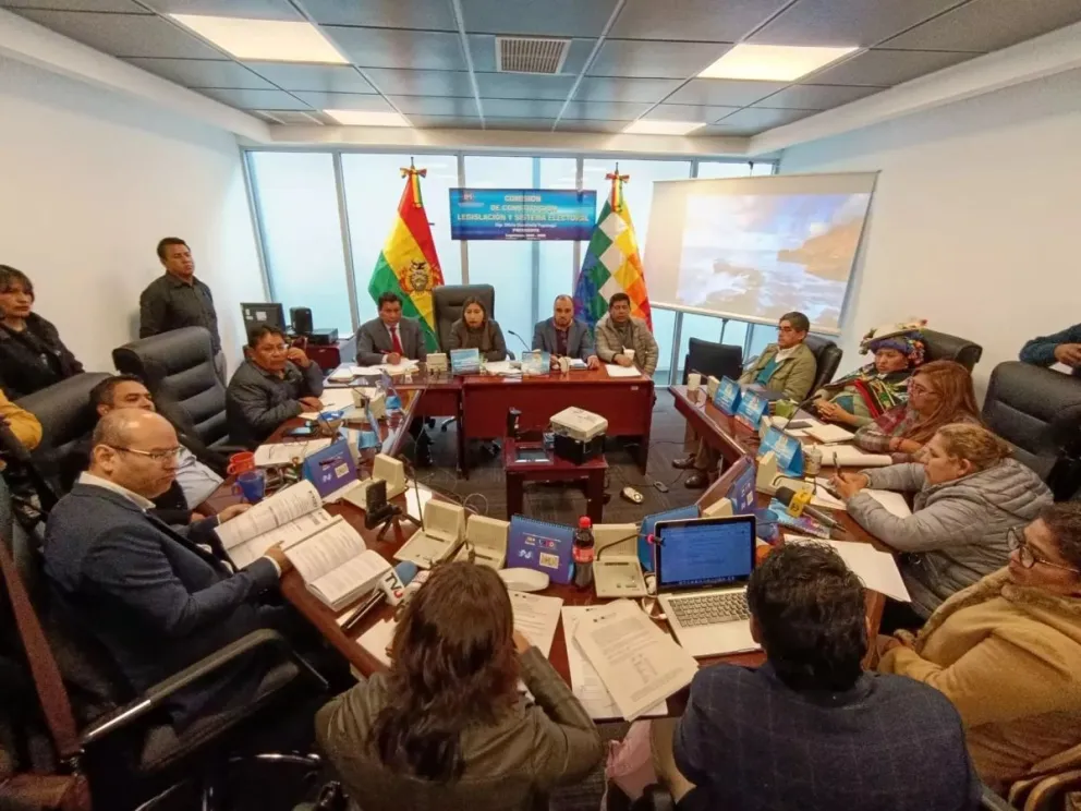La diputada Miriam Martínez y su colega Erwin Bazán durante el debate. Foto: Diputados 