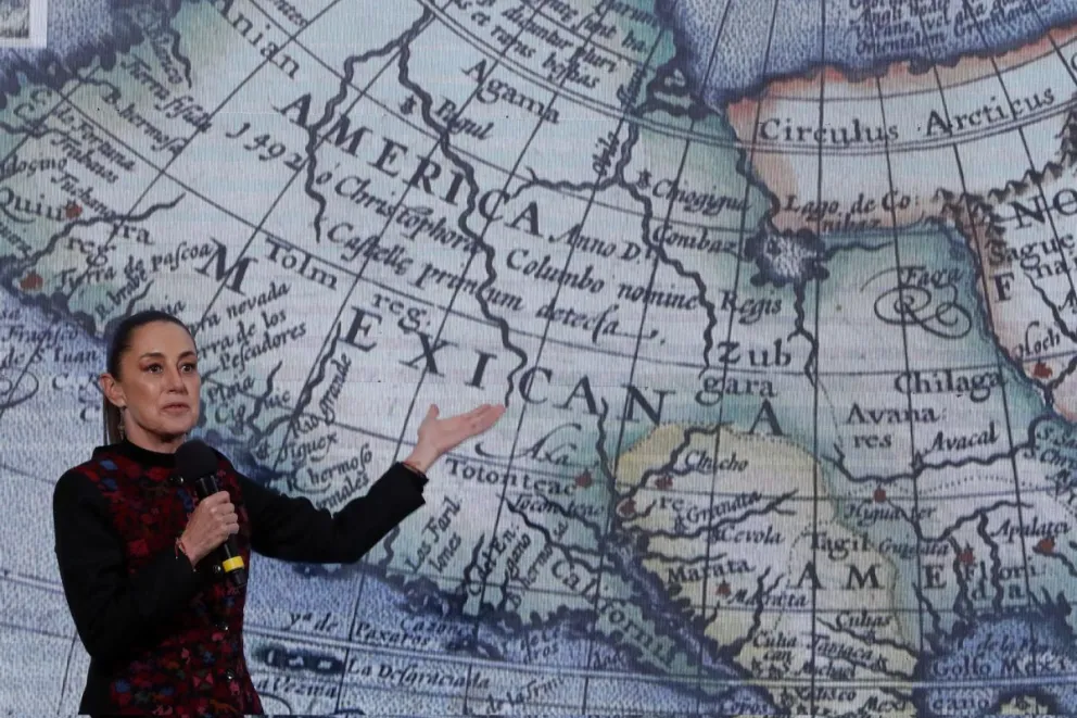 Claudia Sheinbaum habla en el Palacio Nacional en la Ciudad de México, mostrando un mapa del Golfo de México. Foto: EFE