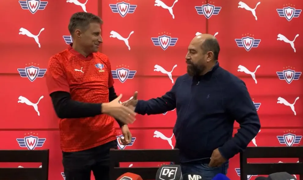 Luciano Theiler junto al presidente Omar Mustafá, durante su presentación. Foto: OD Más que Fútbol