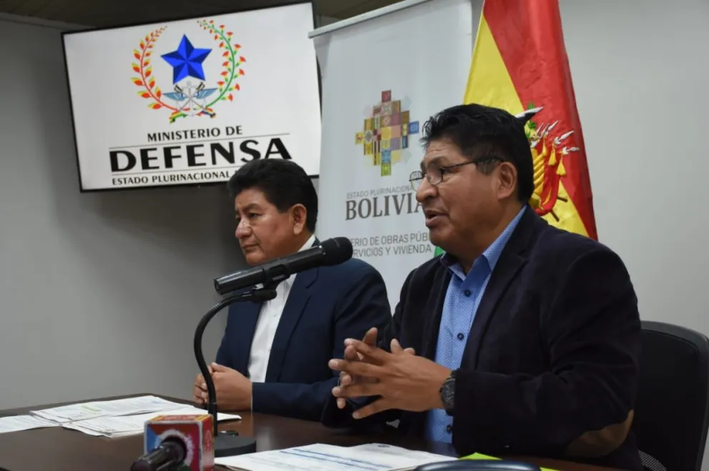 El ministro de Obras Públicas, Édgar Montaño, y el viceministro de Defensa Civil, Juan Carlos Calvimontes, brindan conferencia de prensa. Foto: APG
